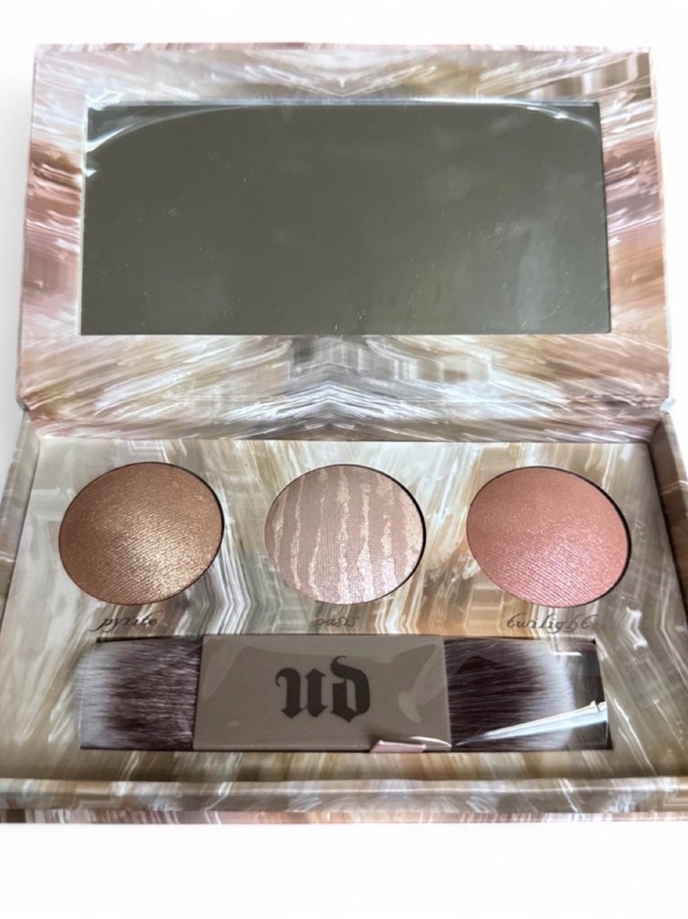 Urban Decay Naked Illuminated Trio Shimmering Powder for face and body - Picture 4 of 4